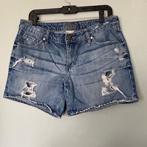 Decree distressed Jean short 9